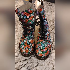 New women's flower Dr. Martens